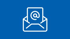 Icon eines weißen Briefumschlags in dem ein weißer Zettel mit E-Mail/at-Symbol steckt auf blauem Grund